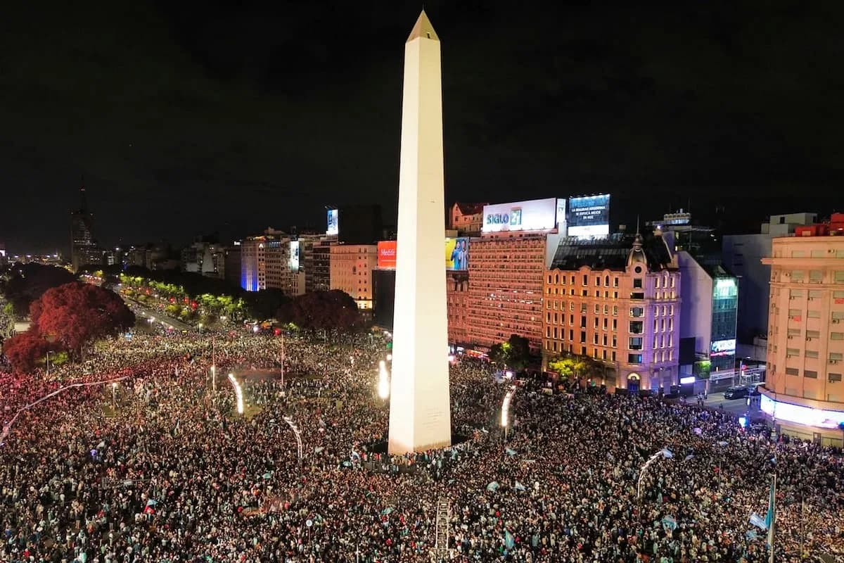 Argentina a la final: el festejo se extiende del Obelisco a los barrios porteños