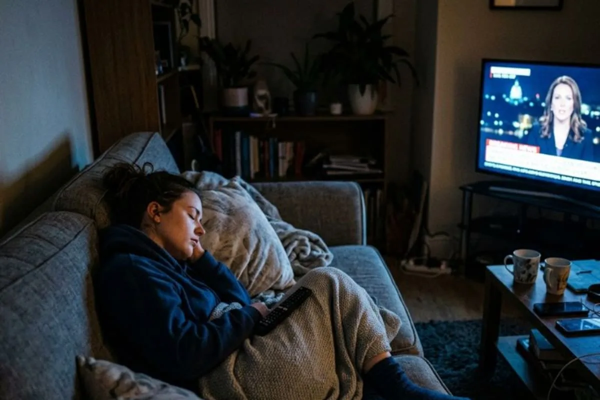 Por qué dormir con la tele prendida no es solo un hábito: la explicación de una psicóloga