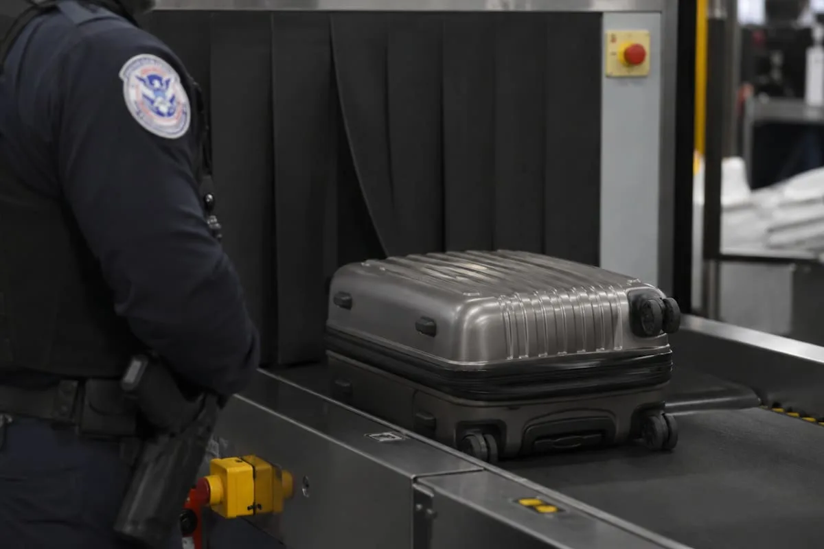 La CBP revisa el equipaje de vuelos internacionales antes de que aterricen en JFK