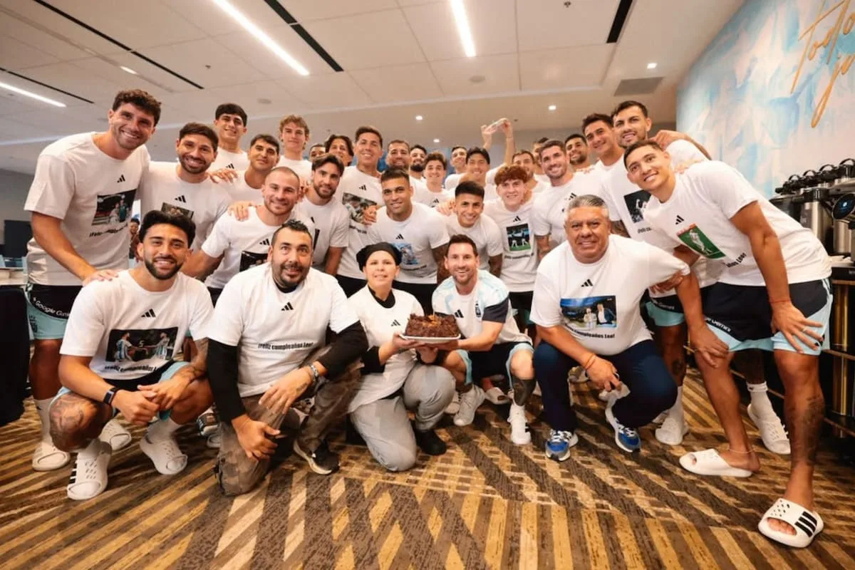 Messi celebró su cumpleaños con sus compañeros en la selección argentina