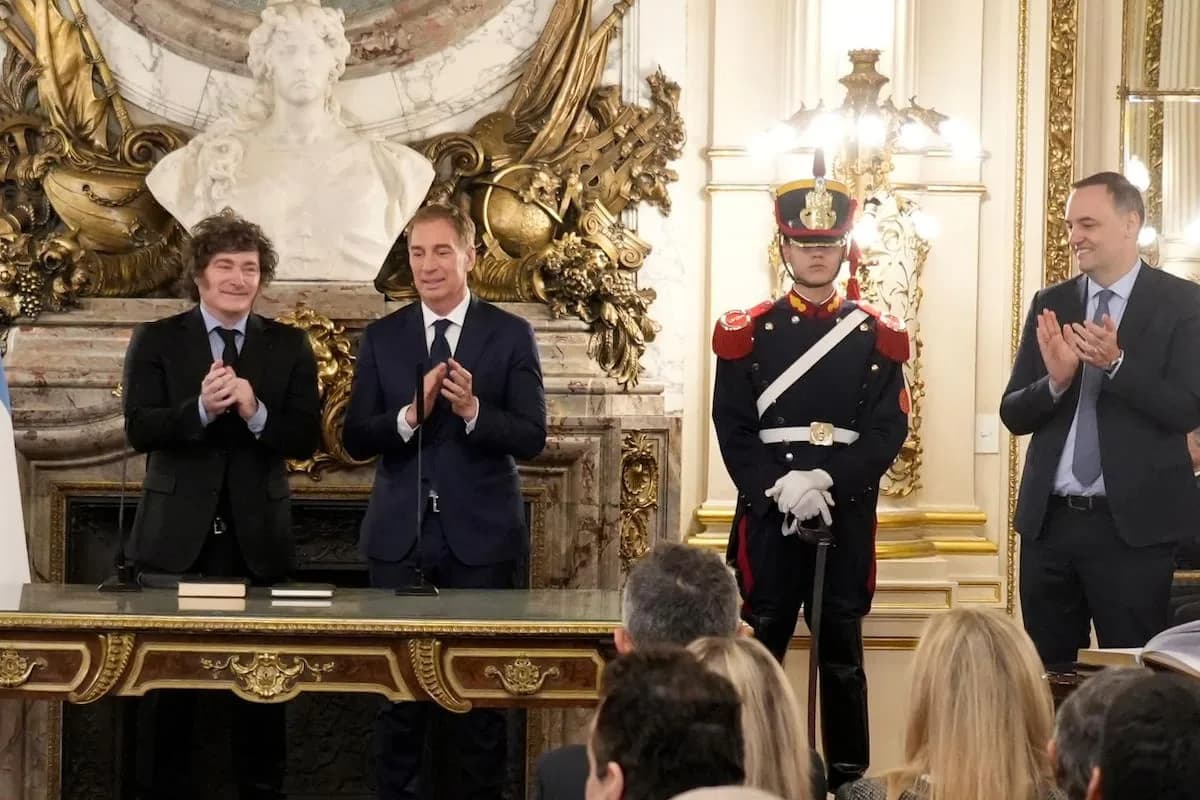 Jura de Santilli: abrazos con Milei y Adorni, y el respaldo de los gobernadores