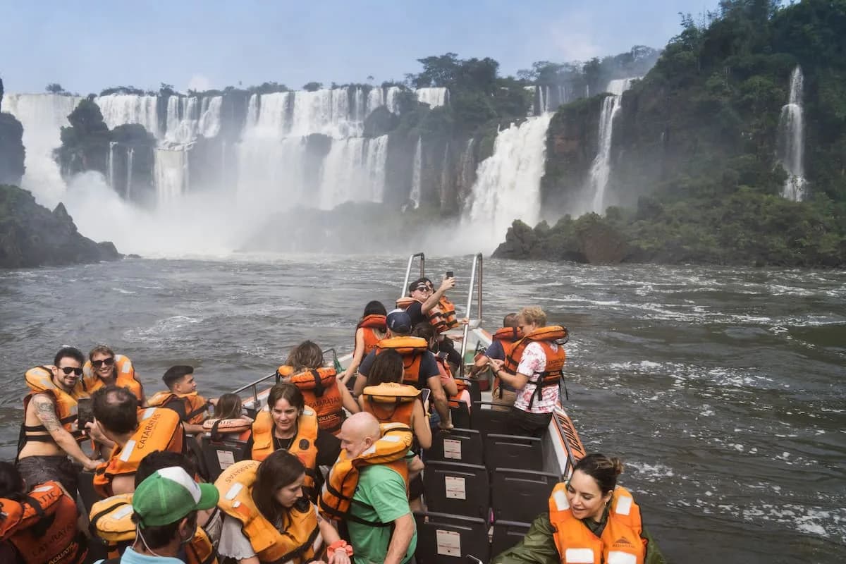 Murió un turista neerlandés tras el vuelco de una lancha en las Cataratas del Iguazú, en Brasil