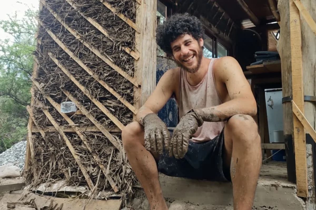 La casa sustentable del hijo de Julián Weich en Córdoba: bioconstrucción y permacultura