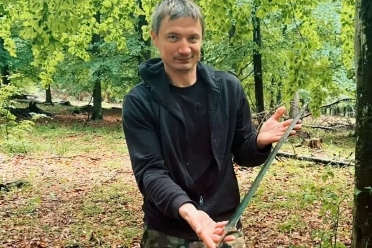 Cazador de tesoros encuentra espada de 3000 años en Polonia