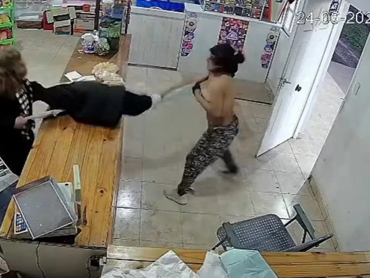 Robo en almacén: ladrona forcejeó con dueña y se escapó desnuda