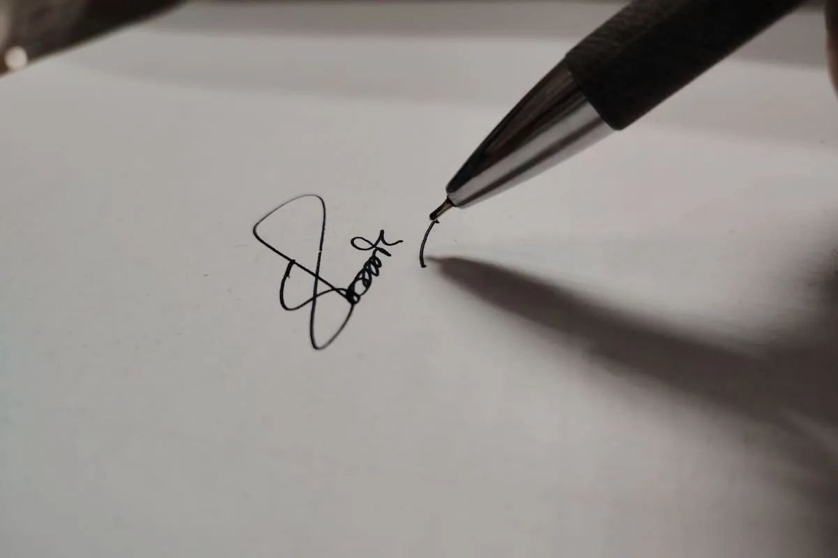 Significado oculto detrás de tu firma inicial