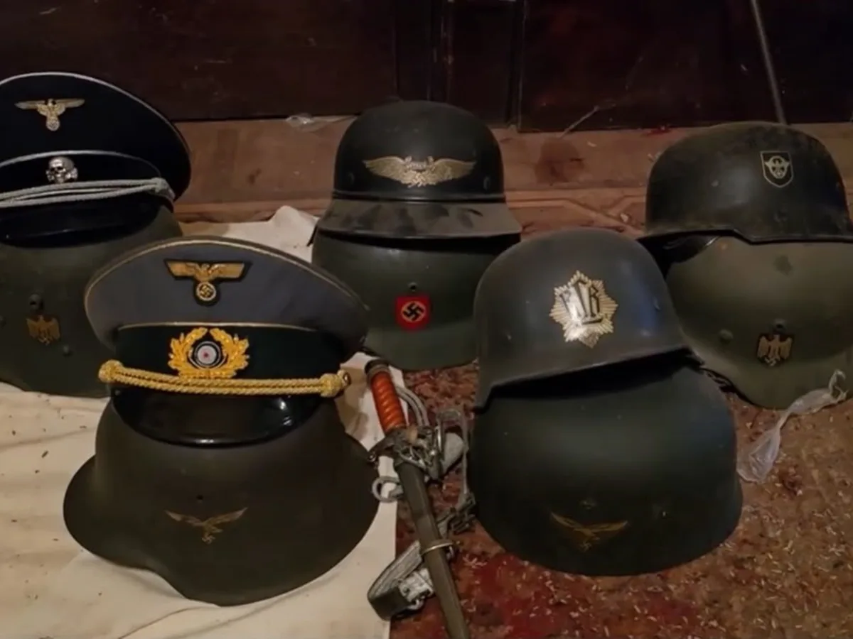 Un hombre de 89 años se descompensó en Flores y la Policía encontró un arsenal nazi en su casa