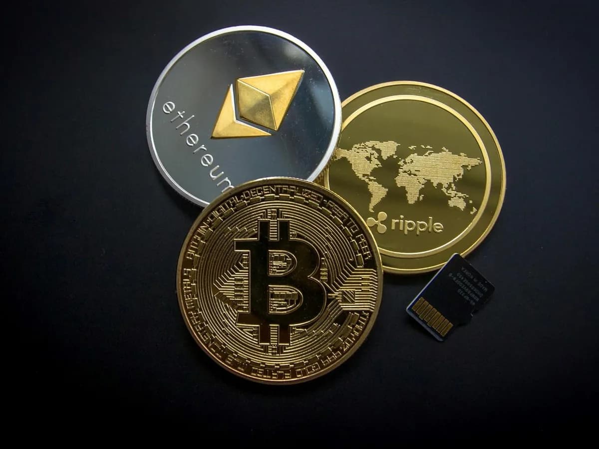 Sturzenegger busca desregular criptomonedas: FCI podrán invertir en activos digitales