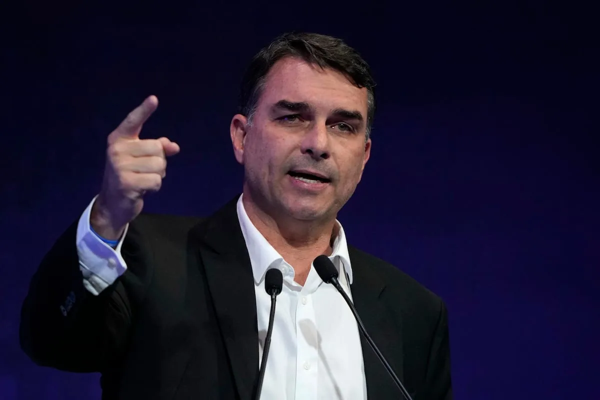 La Justicia brasileña le prohíbe a Flávio Bolsonaro visitar a su padre en prisión