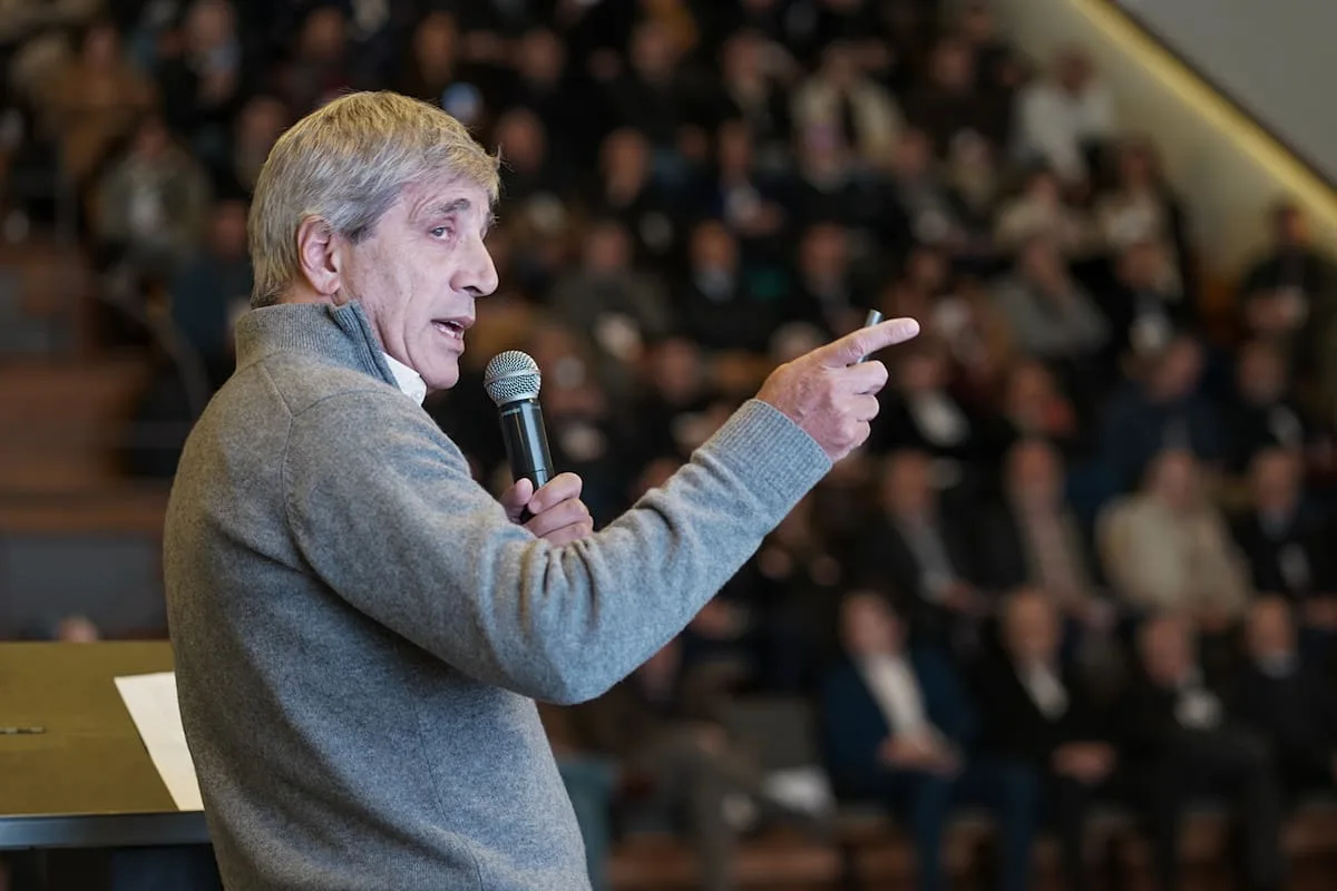Caputo defiende el rumbo económico ante empresarios de la vivienda