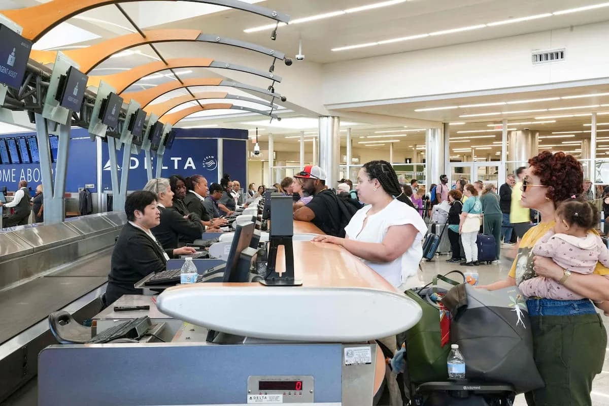 ICE amplía arrestos en aeropuertos: los cinco pasos a seguir si te abordan