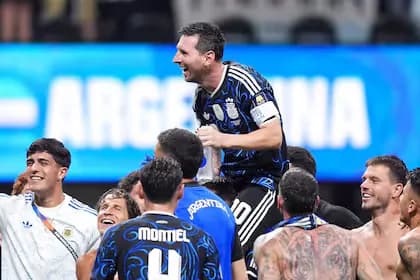 lionel-messi-levantado-en-alzas-al-final-del-WYRI5KD45BA7XPK5F6OKDU7BGA