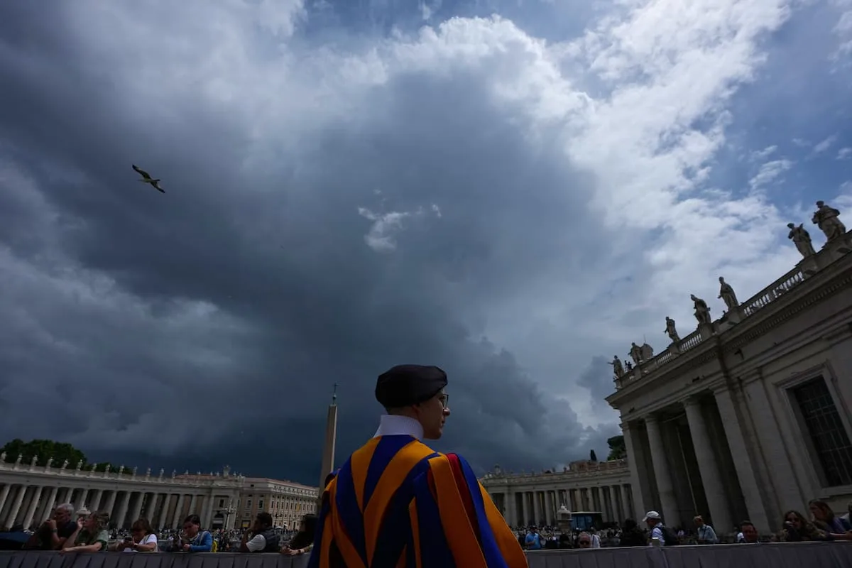 El Vaticano advierte a los lefebvristas: ordenar obispos será un cisma y excomunión