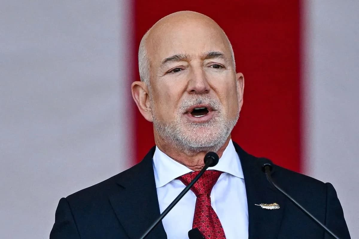 Bezos: la IA generará escasez de mano de obra, no desempleo