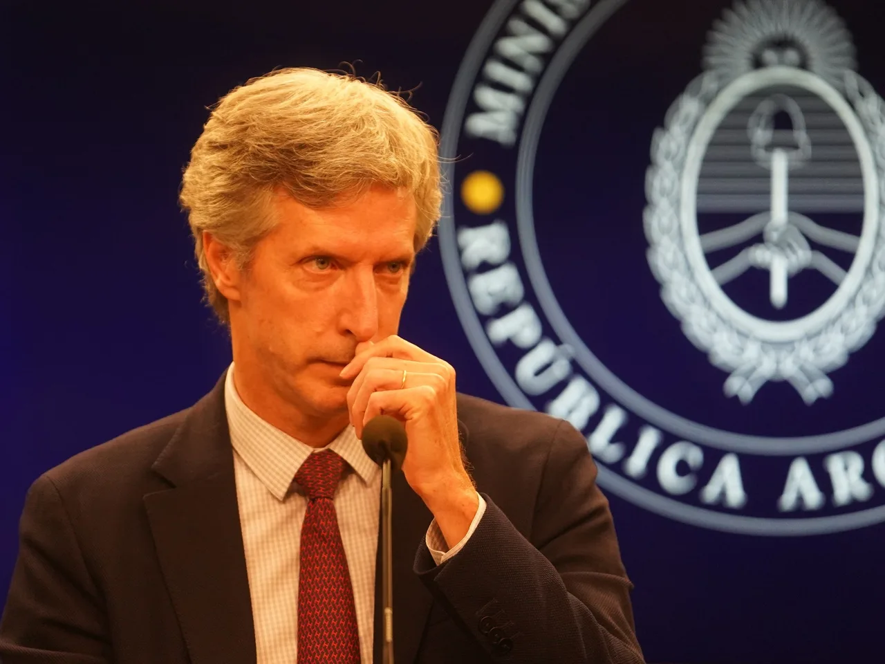 Caputo anuncia abundancia de dólares y acerca el regreso a mercados
