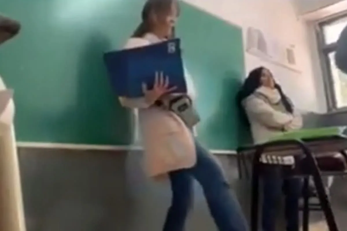 La madre de Matías repudia a la vicedirectora que le pateó el pupitre