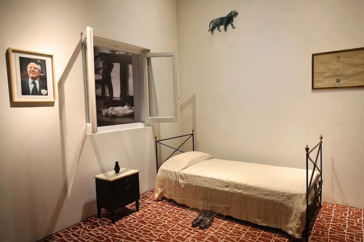 Borges recupera la voz en una muestra que inaugura el Recoleta con su dormitorio original
