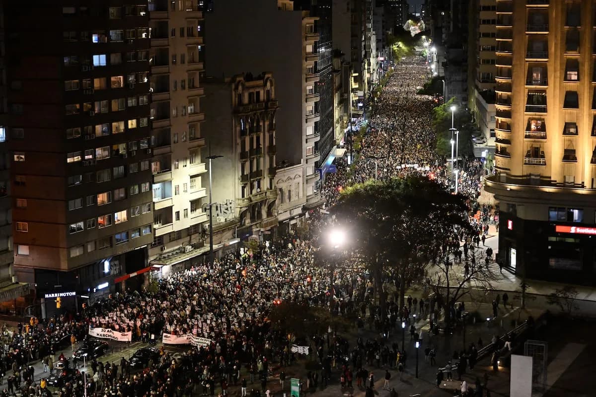 Uruguay marchó en silencio por los 205 desaparecidos de la dictadura