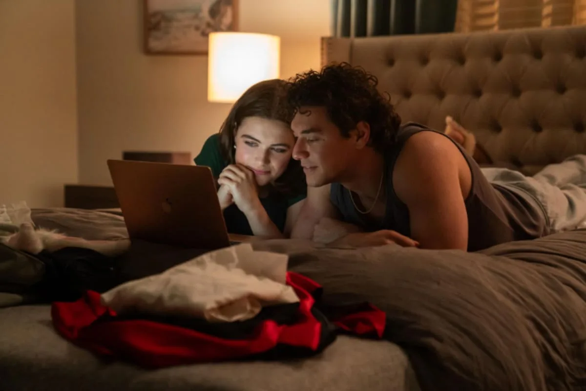 Off Campus: la serie de romance y hockey que arrasa en Prime Video