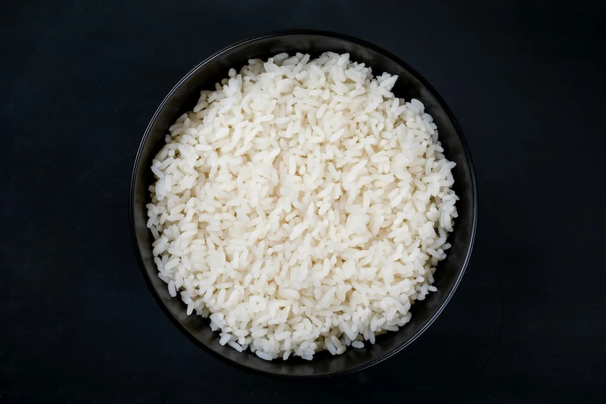 Arroz blanco perfecto: el truco de los chefs con ajo, cebolla y caldo