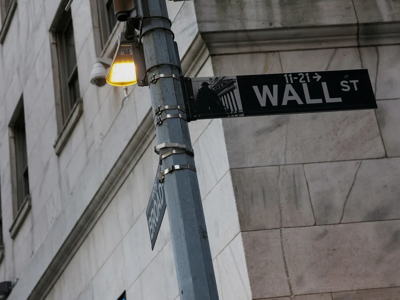El dólar abrió junio en $ 1.445 y el riesgo país cayó a 490 puntos