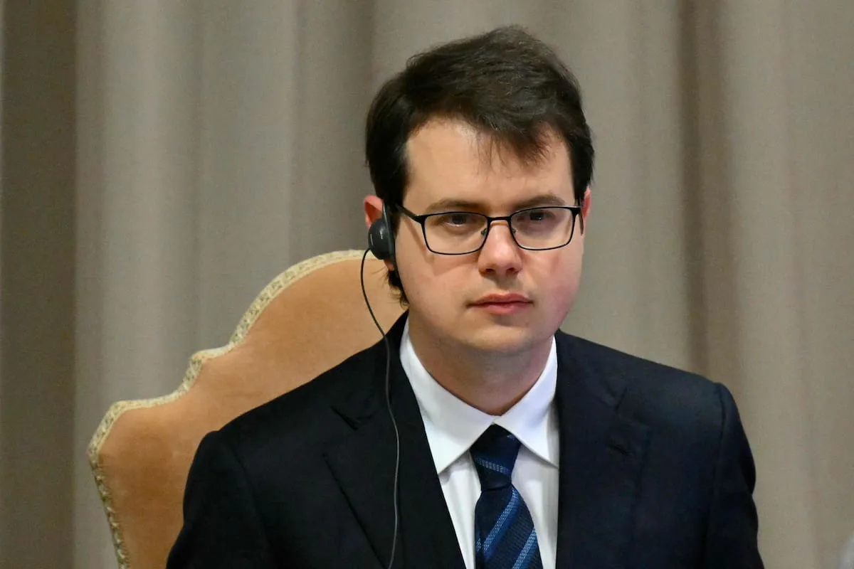Chris Olah disertó en el Vaticano junto al Papa en la presentación de la encíclica sobre IA