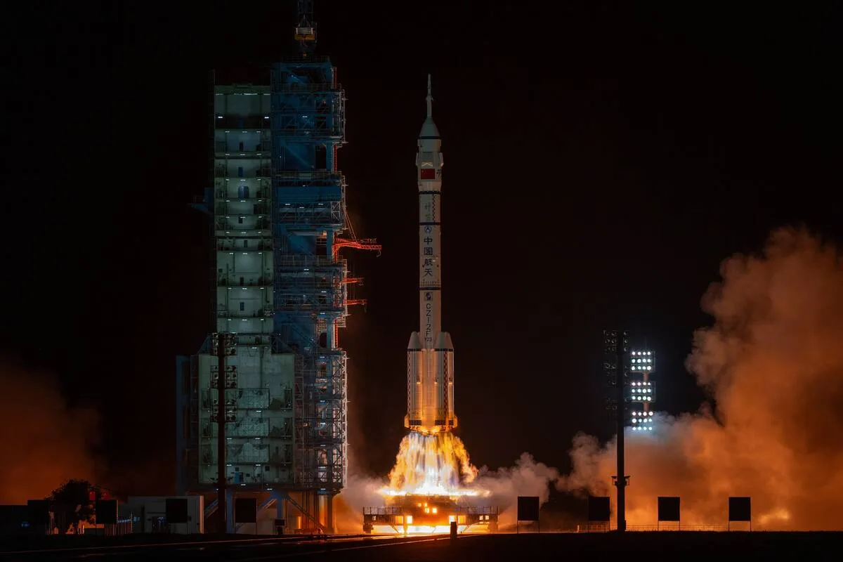 China envía tres astronautas a su estación espacial con misión de un año
