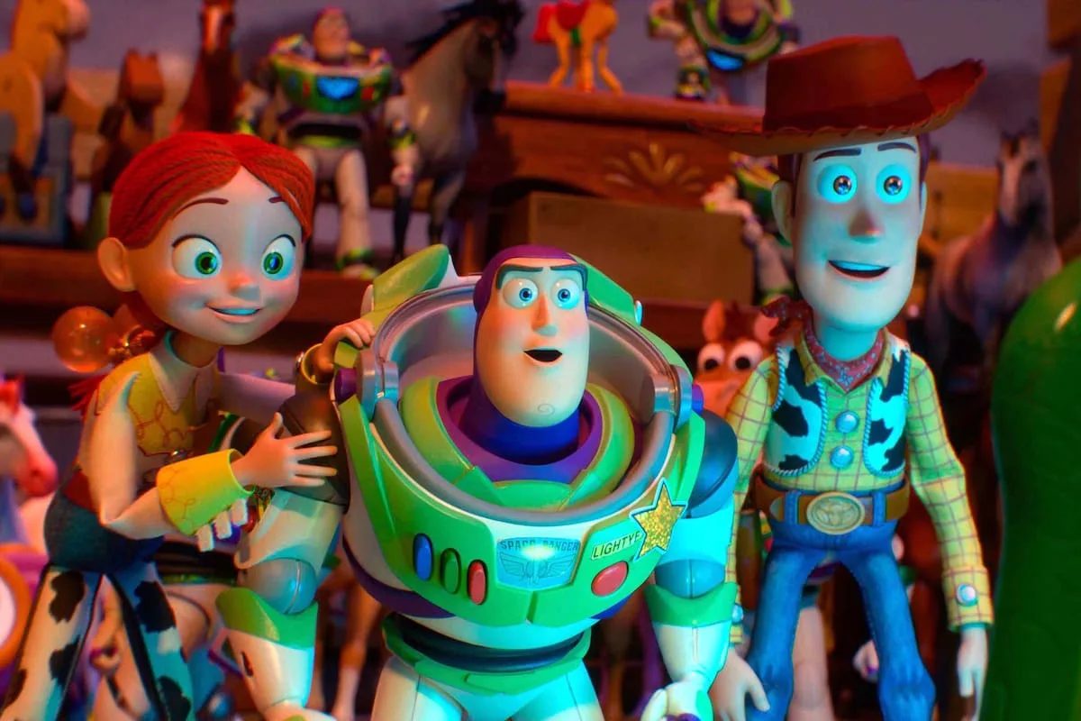 Joan Cusack y Greta Lee: las voces detrás de Toy Story 5, el film que se suma al debate de los chicos y las pantallas