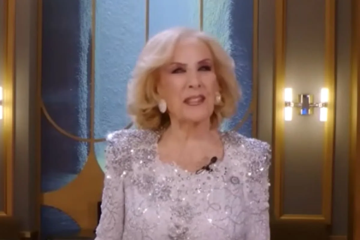 Mirtha Legrand deslumbró con un look plata y Adrián Suar le prometió una gran fiesta por sus 100 años