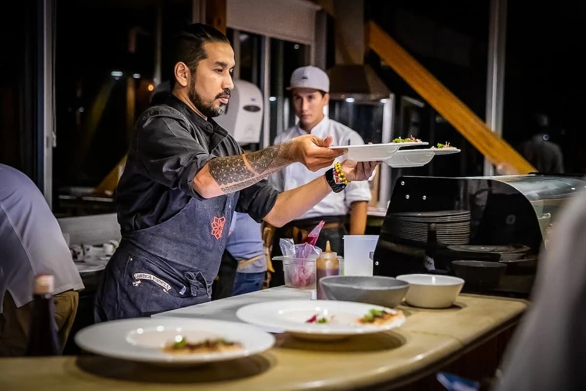 Roy Asato: del garaje de la tintorería al omakase en Zona Norte