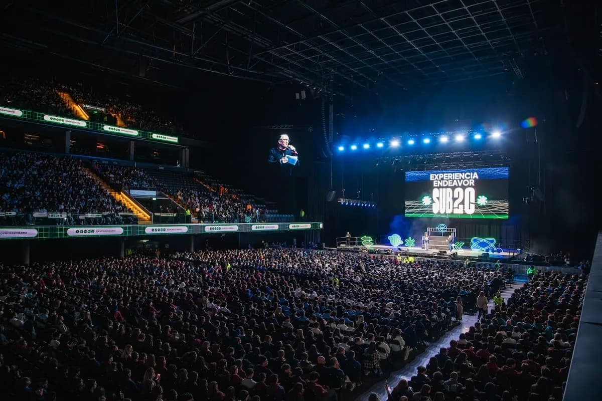 Más de 12.000 jóvenes colmaron el Movistar Arena en la Experiencia Endeavor Sub 20