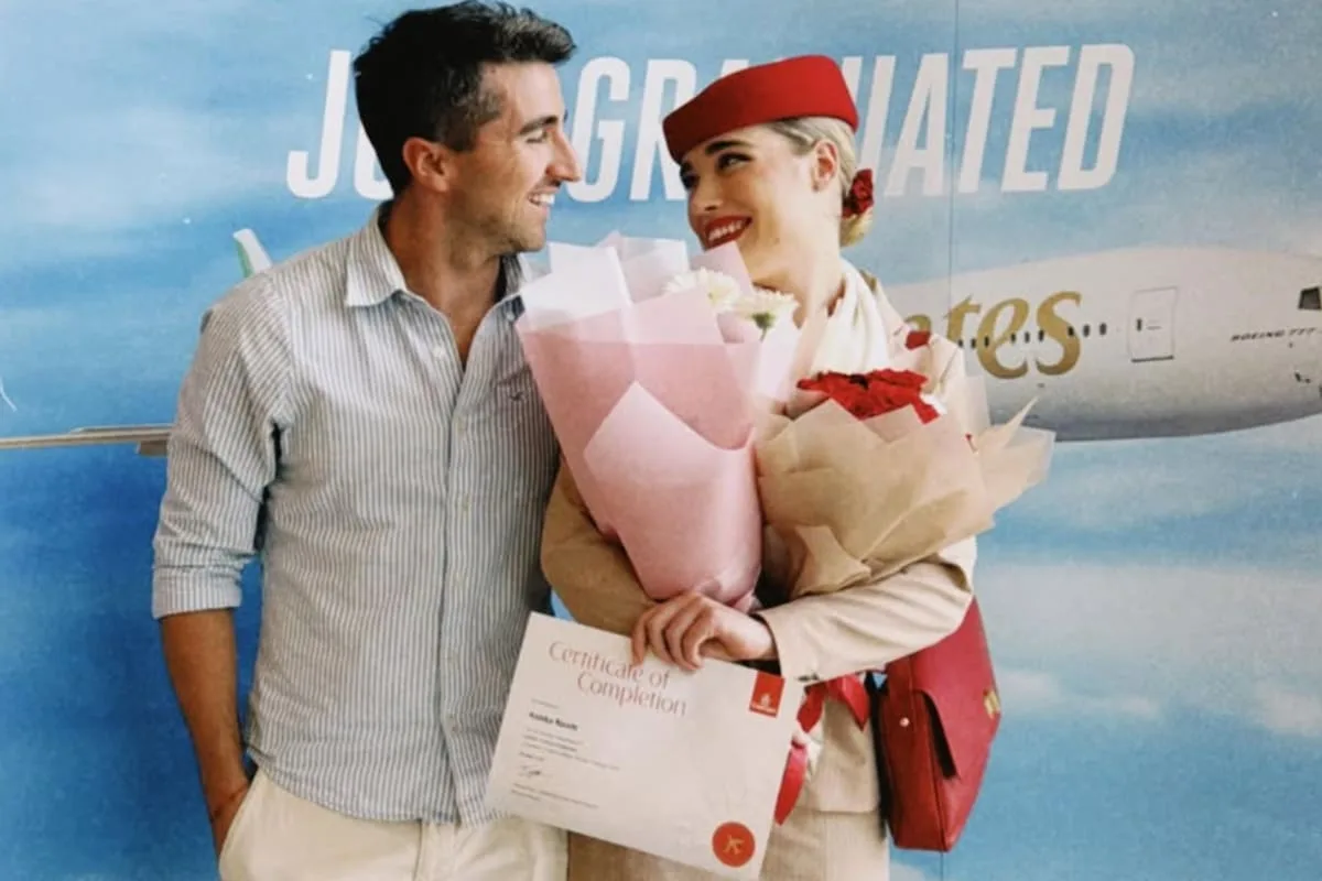 Un influencer sorprendió a su novia azafata en el aire para celebrar su segundo aniversario