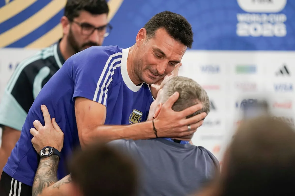 Scaloni emocionado ante preguntas de Palermo y Djalminha en conferencia pre-Mundial 2026