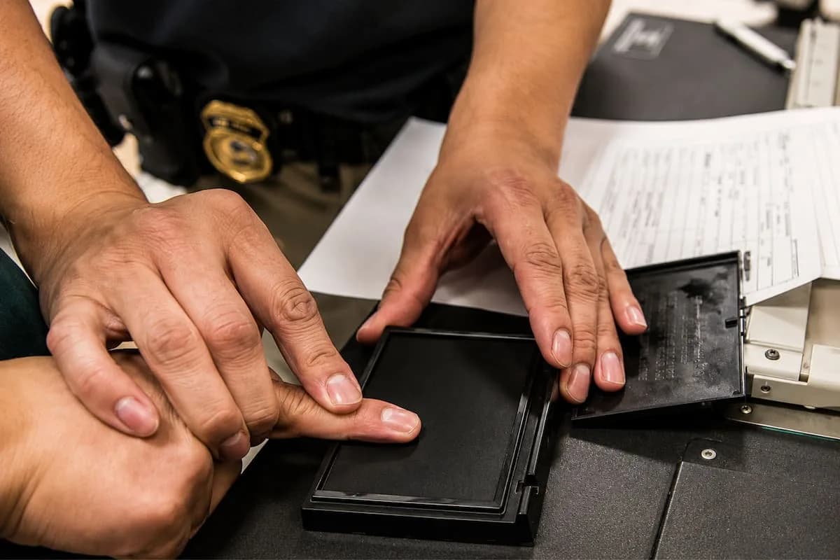 Nuevas reglas del ICE para centros de detención migratoria: cambios en asistencia médica y lingüística