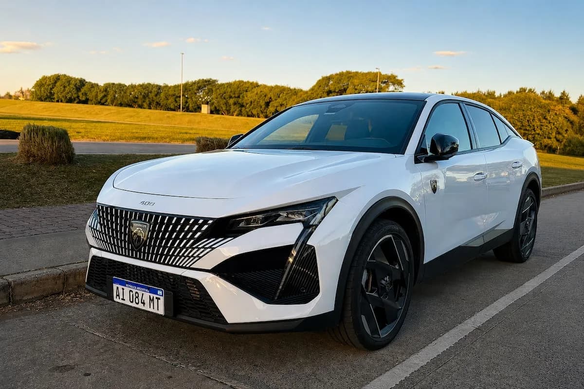 Peugeot 408: el crossover fastback que regresa con nueva identidad