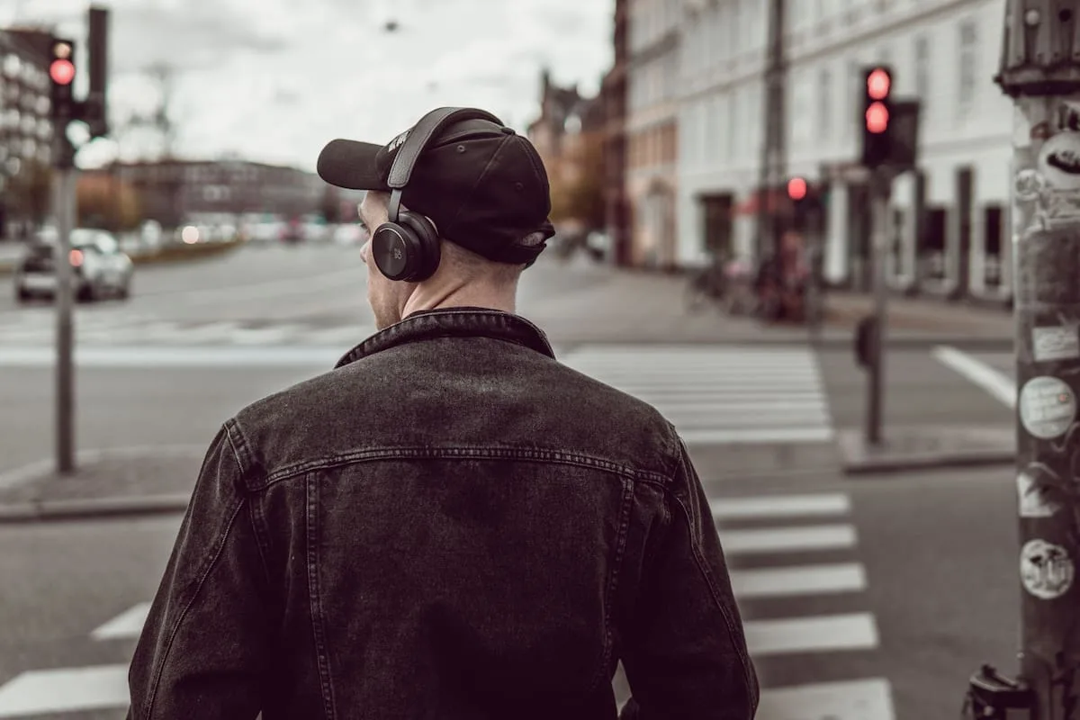 Qué revela la psicología sobre quienes escuchan siempre las mismas canciones