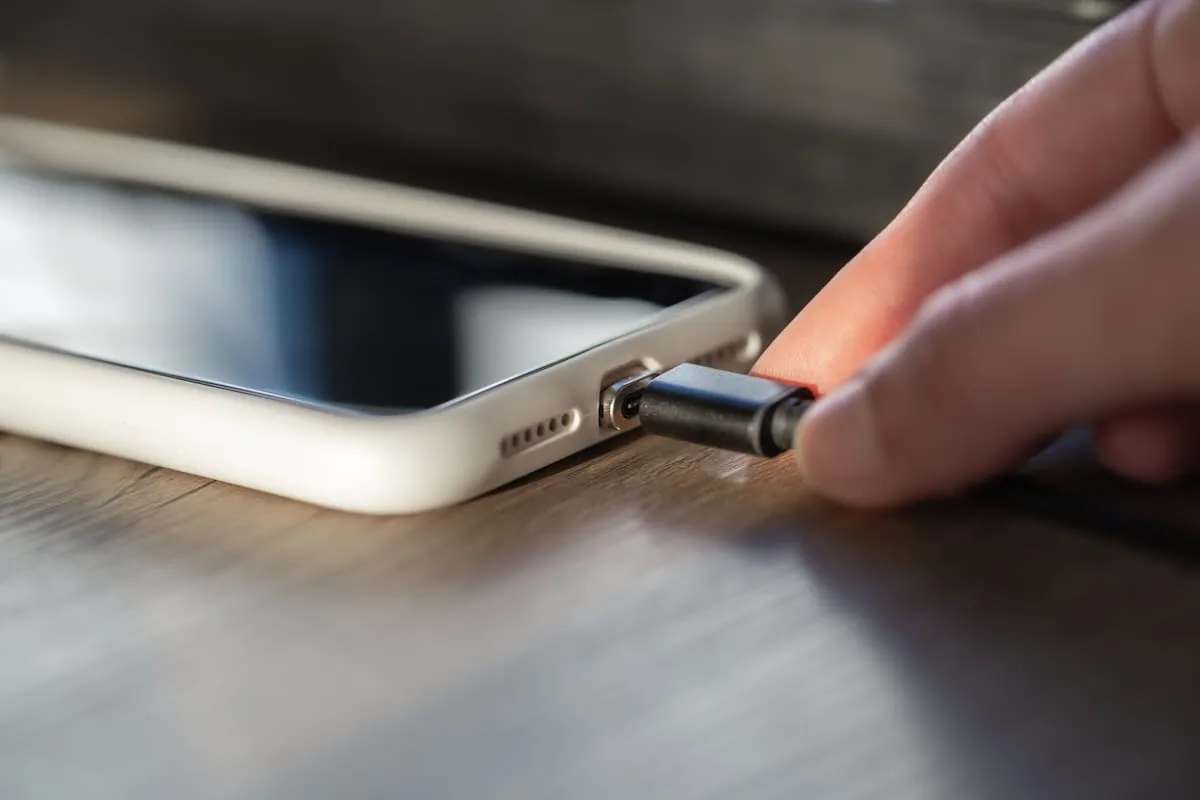 ¿Cargador o celular primero? El orden correcto para prolongar la batería