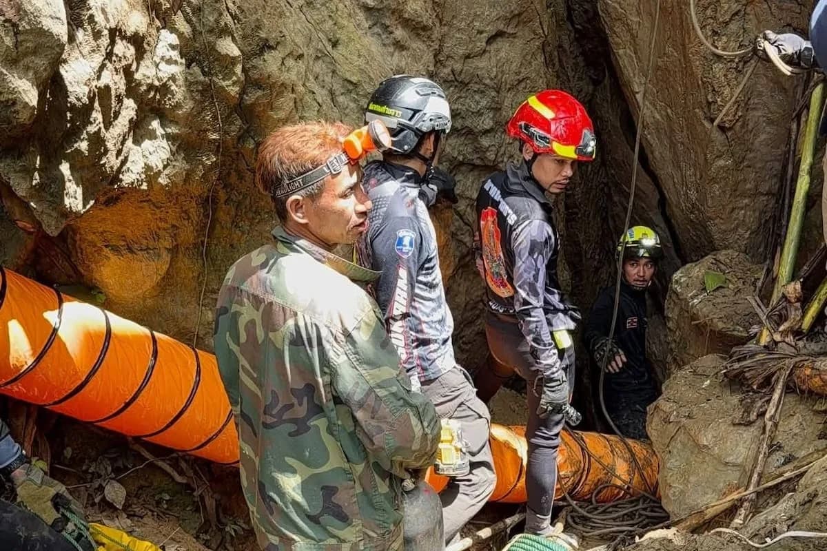 Buzos del rescate tailandés de 2018 buscan a siete atrapados en una cueva de Laos