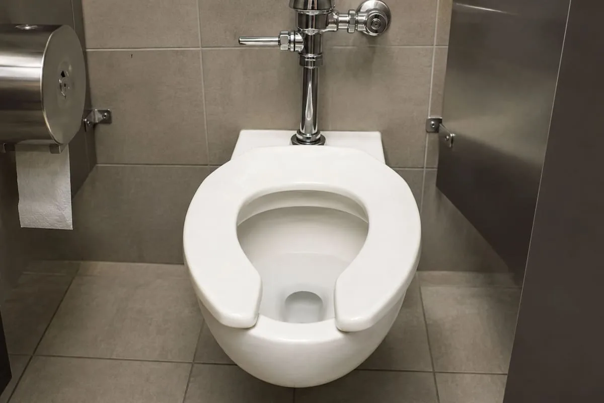Por qué los inodoros públicos tienen asiento abierto en forma de U