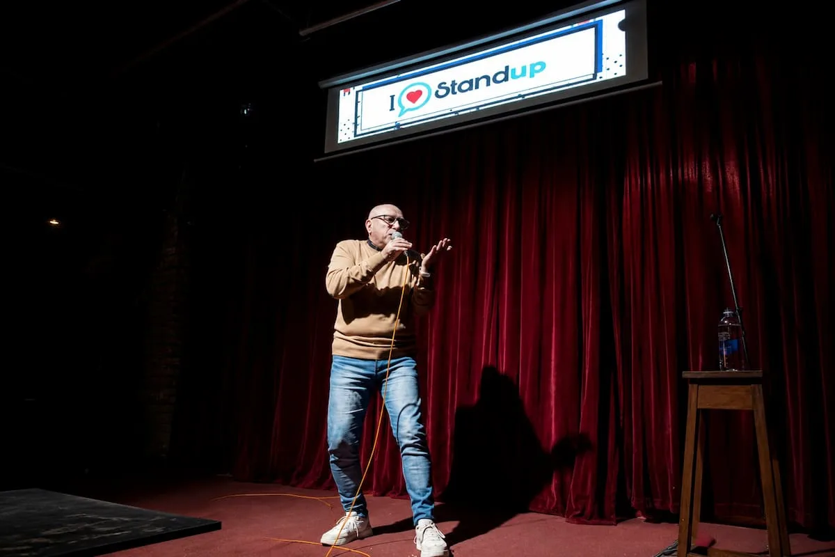 Stand up para mayores de 60: la nueva vocación que crece en Buenos Aires