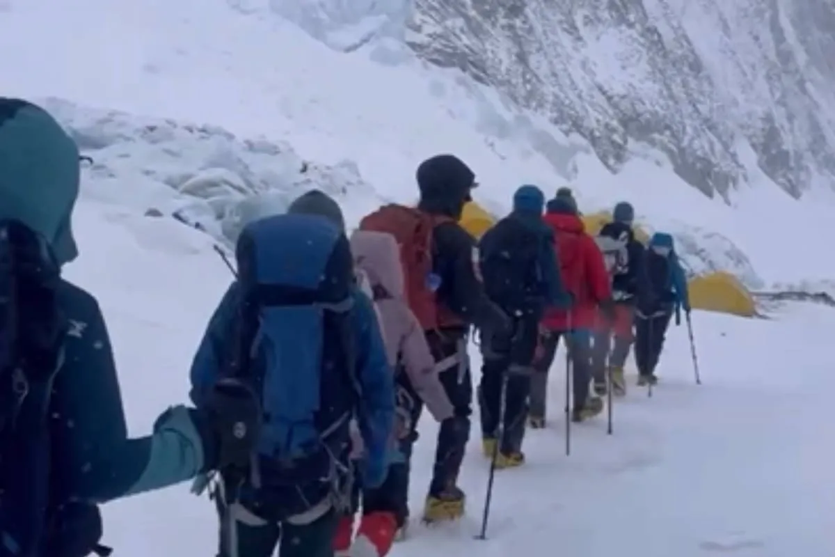 Récord histórico en el Everest: 274 escaladores alcanzaron la cumbre en un solo día