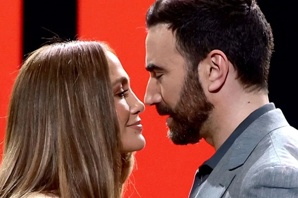 Jennifer Lopez y Brett Goldstein alimentan rumores de romance en evento de Netflix