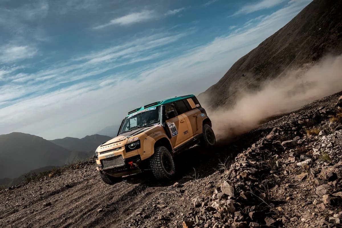 Defender Dakar D7X-R: Cómo un auto de calle se transforma para competir en el Dakar