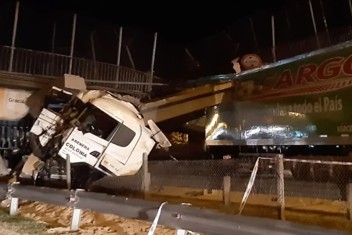 Camión perdió el control en ruta 9, chocó un puente y lo derribó en Escobar