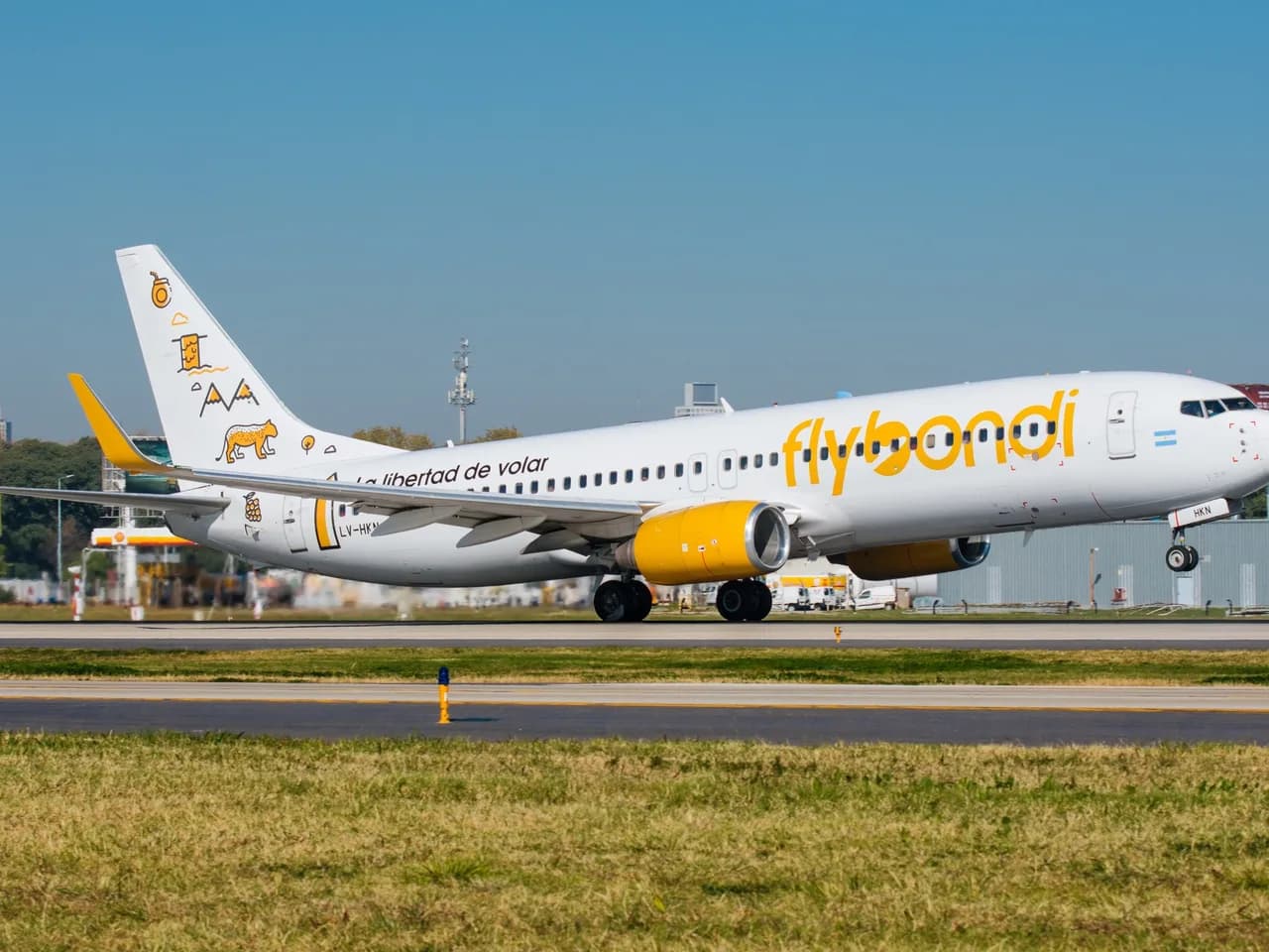 Flybondi opera con apenas dos aviones: canceló más de 2.500 vuelos y acumula deudas