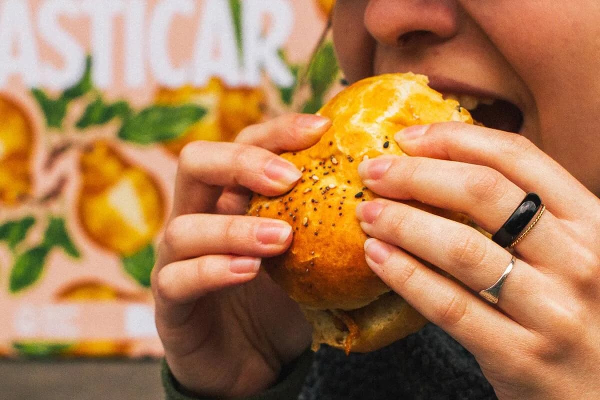 Masticar bien los alimentos mejora la digestión y fortalece la memoria