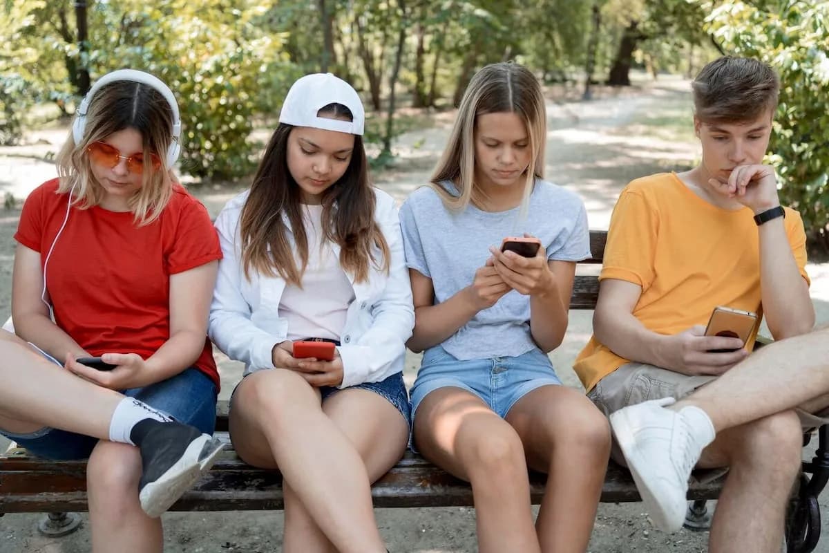 Adolescentes pobres sufren más daño mental por uso excesivo de redes sociales