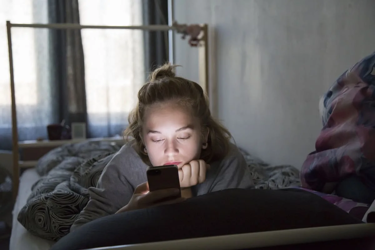 Casi la mitad de los adolescentes usa el celular entre medianoche y las 4 de la mañana