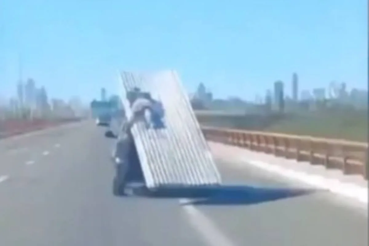 Viajó acostado sobre chapas en la autopista Rosario-Santa Fe