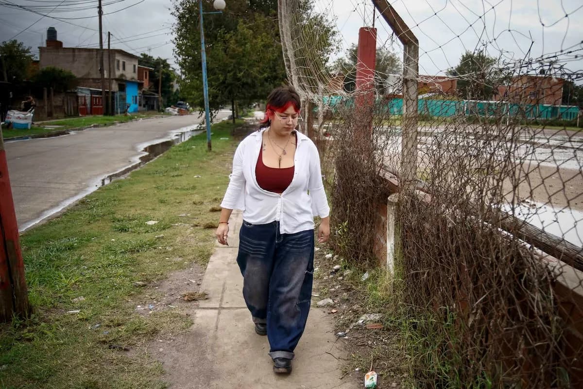 Abanderada pero sin trabajo: el muro invisible de vivir en barrio popular
